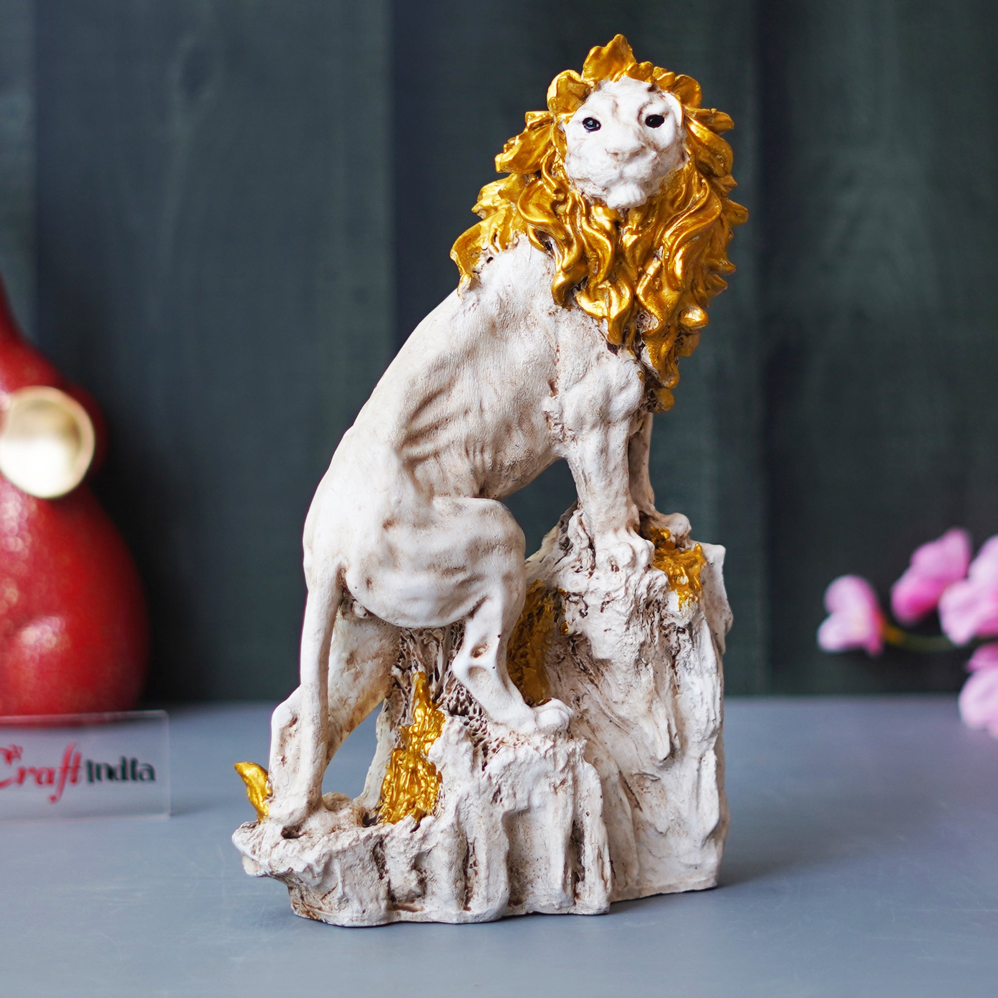 Polyresin Lion Statue Climbing on Rock Animal Figurine Showpiece