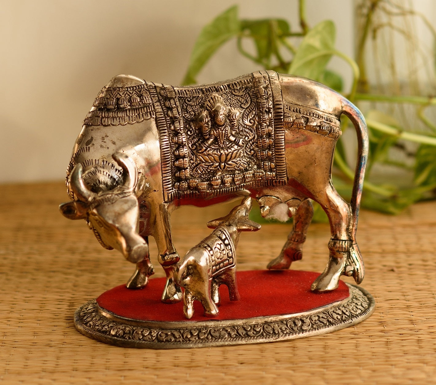 White Metal Decorative Kamadhenu Cow With Calf Statue Animal Figurines