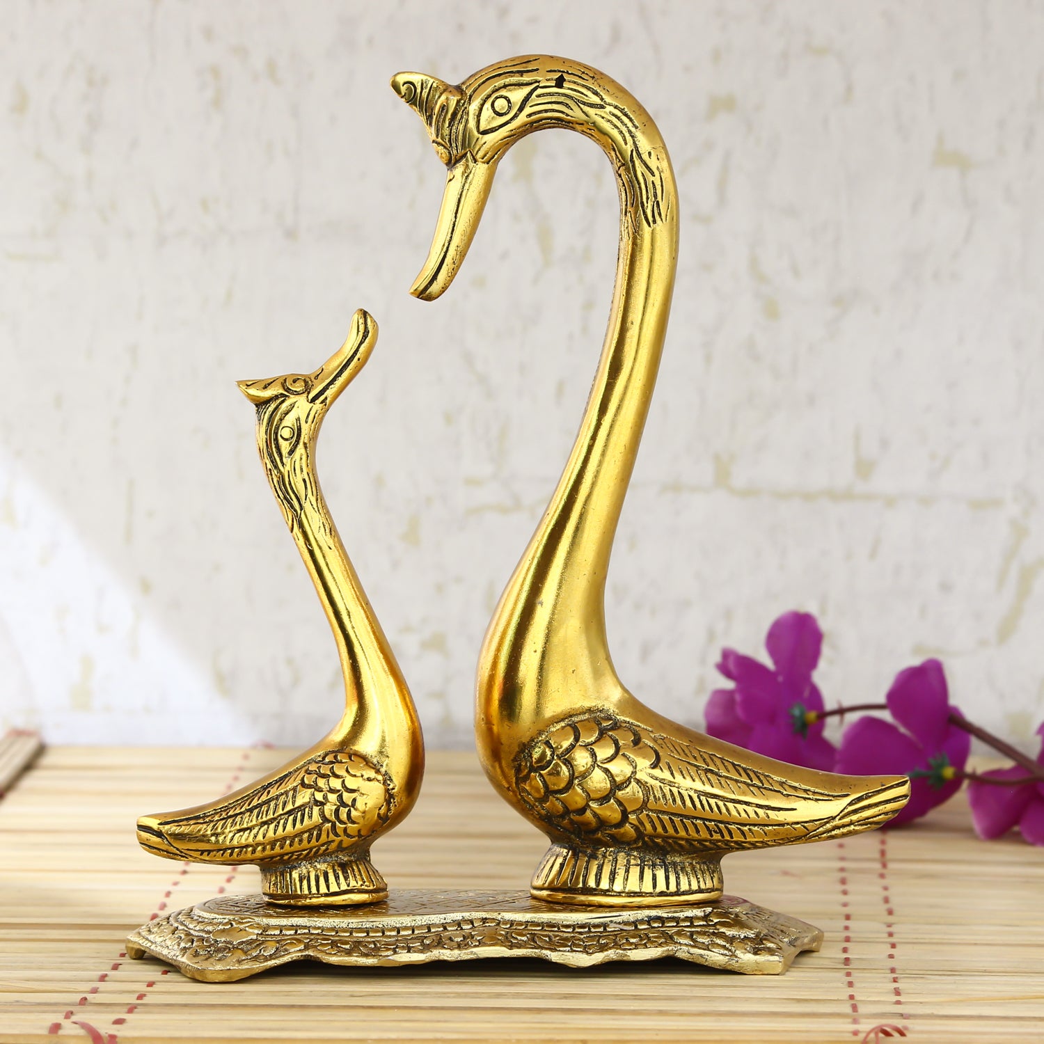 Golden Metal Loving swan couple showpiece