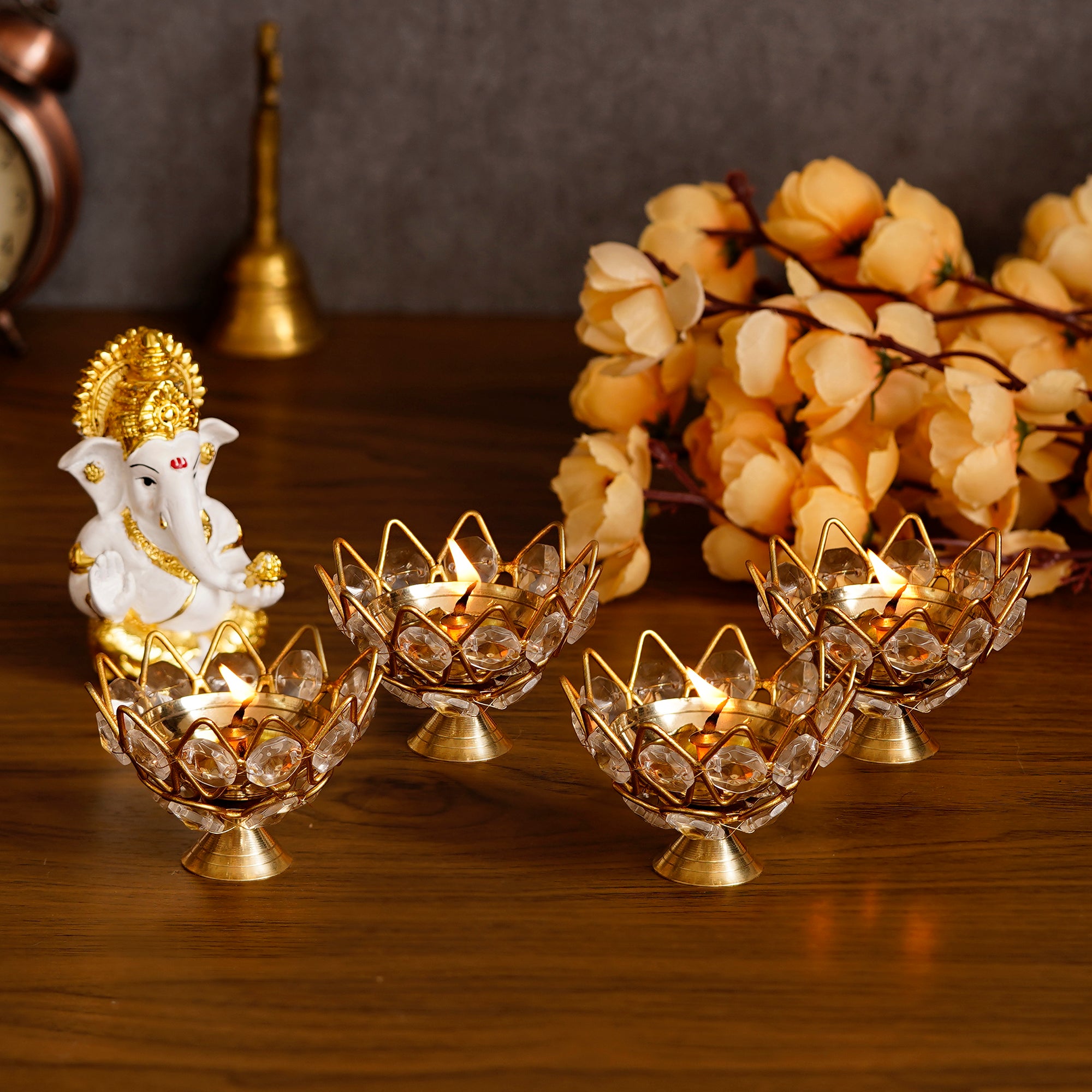 White and Gold Set of 4 Lotus Shape Crystal tea light holder 1