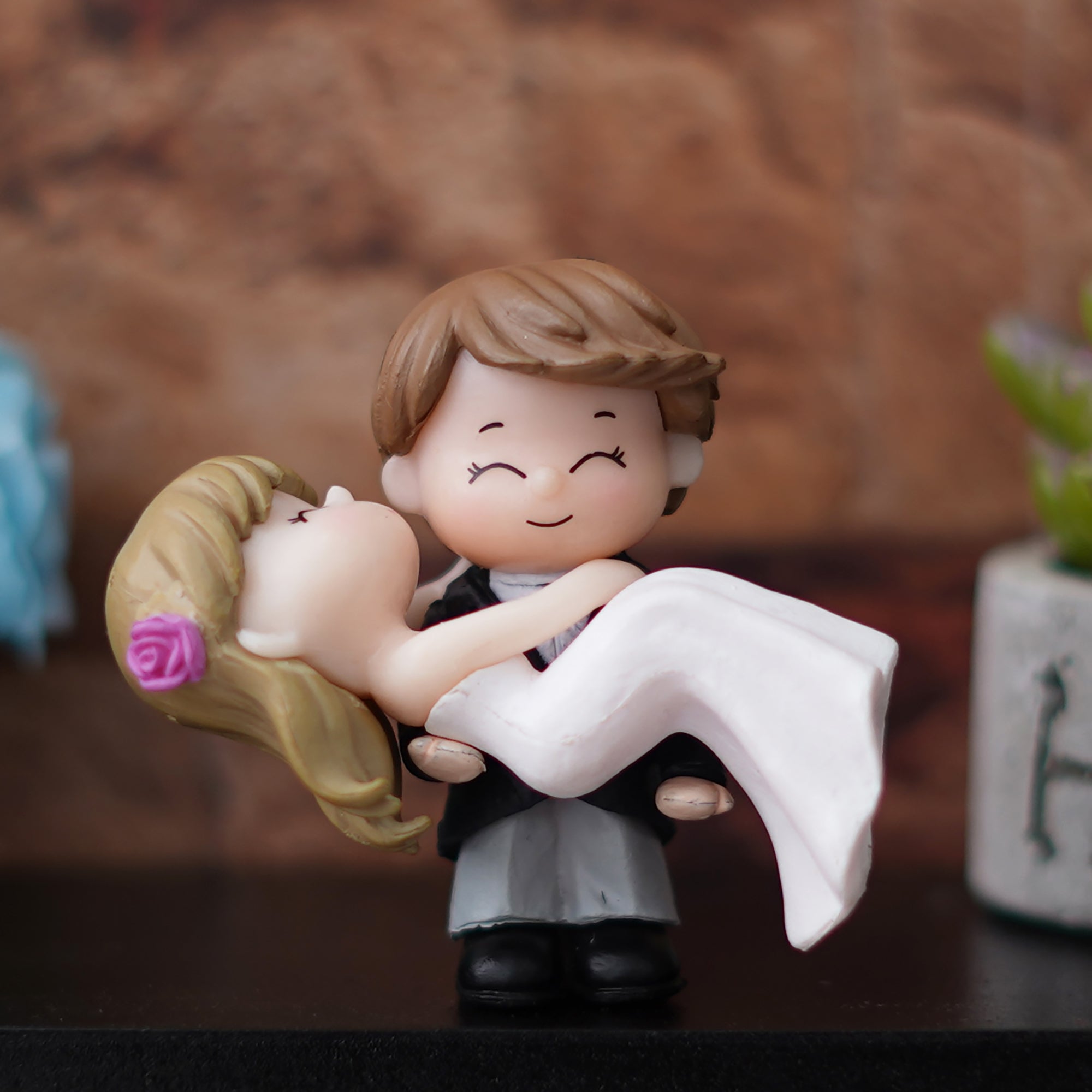Bride Kissing Groom Romantic Polyresin Decorative Showpiece 1