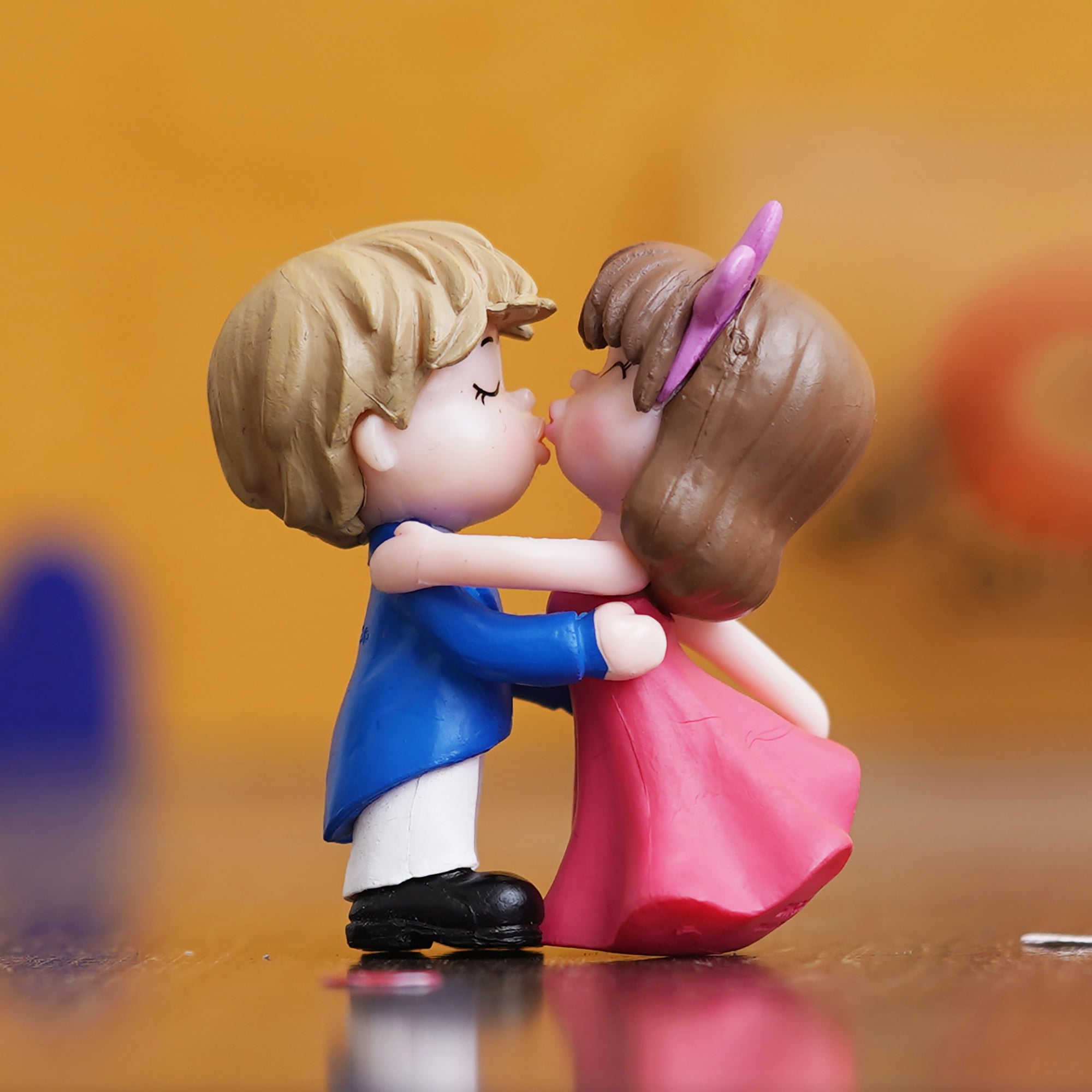 eCraftIndia Cute Romantic Kissing Couple Statue Decorative Showpiece