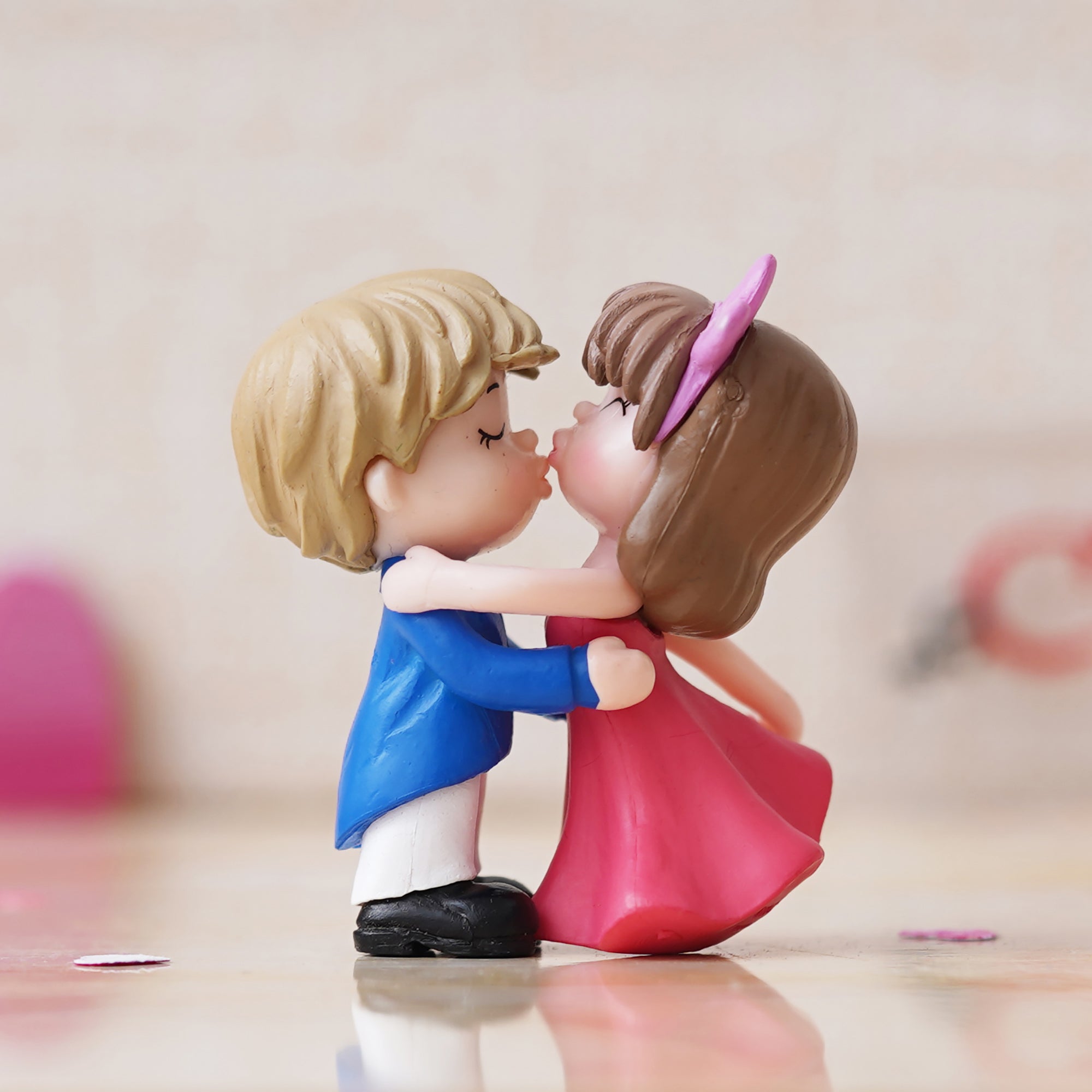 eCraftIndia Cute Romantic Kissing Couple Statue Decorative Showpiece 1