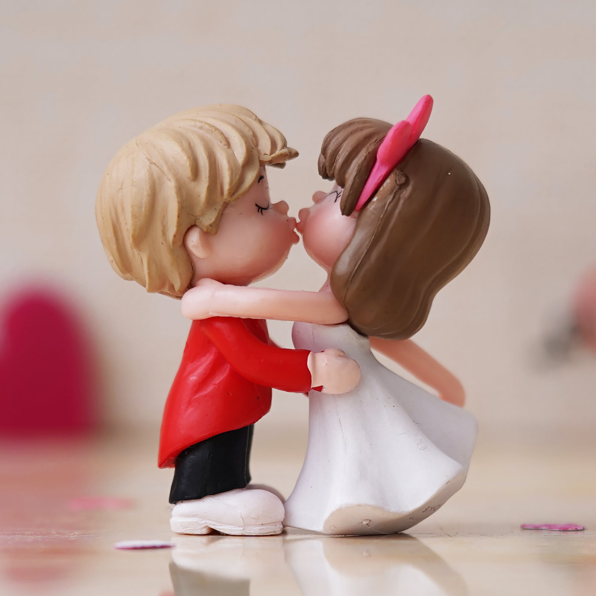 eCraftIndia Romantic Kissing Couple Statue Decorative Valentine's Day Showpiece