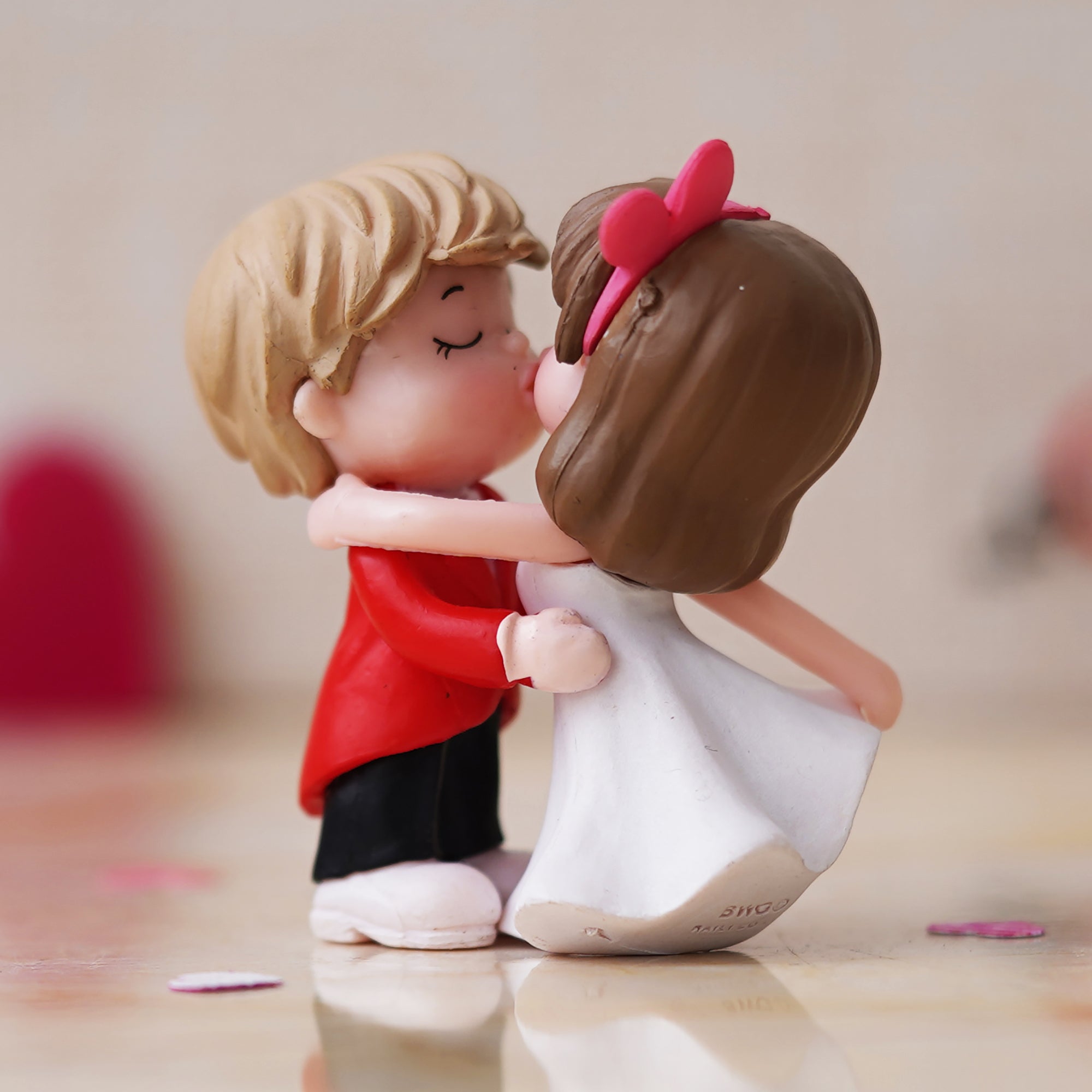 eCraftIndia Romantic Kissing Couple Statue Decorative Valentine's Day Showpiece 4