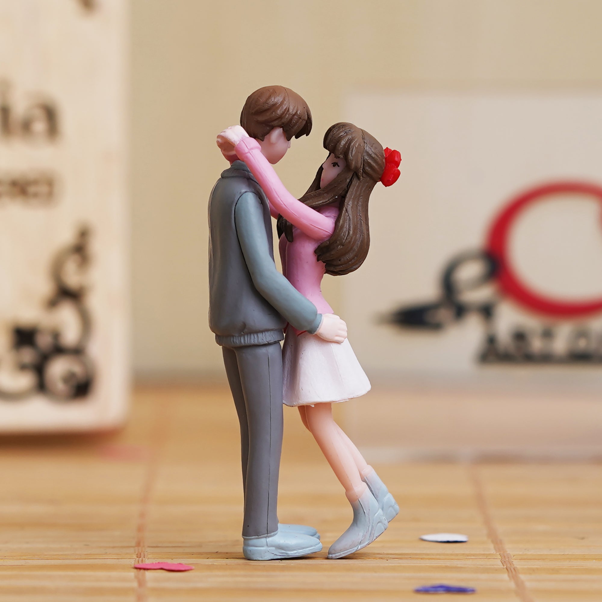 eCraftIndia Romantic Hugging Couple Statue Decorative Valentine's Day Showpiece