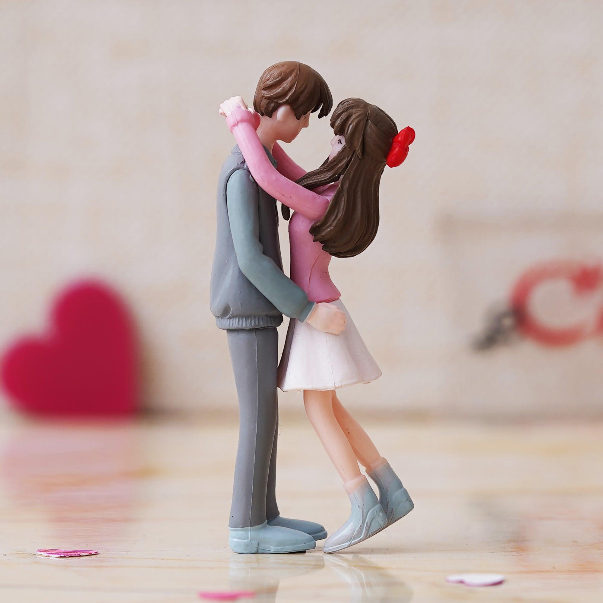 eCraftIndia Romantic Hugging Couple Statue Decorative Valentine's Day Showpiece 1